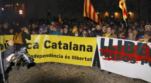 La concentració davant del rectorat de la UdG convocada per Girona Vota en contra de les detencions de la Policia Nacional