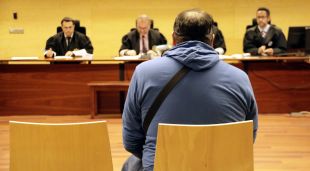 L'acusat de violar un menor a Blanes i amenaçar-lo perquè li enviés imatges sexuals durant el judici a l'Audiència de Girona