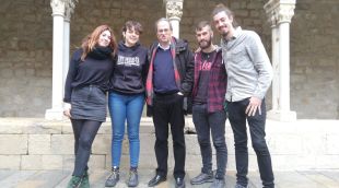 El president Torra fotografiant-se amb uns joves de La Forja, avui a la UdG