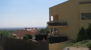 Vista dels dos blocs d'apartaments del complex Sun Village de Palau-saverdera (arxiu)