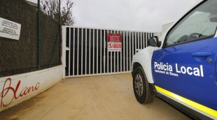 Un vehicle policial a l'accés al càmping Blanc de Blanes