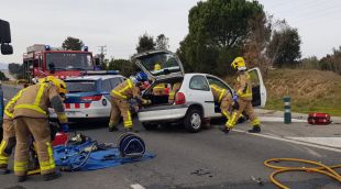 Els Bombers treballant per excarcerar les víctimes de l'accident de Llagostera