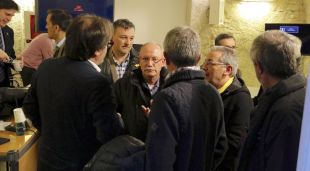 El secretari d'Hàbitat Urbà i Territori, Agustí Serra, parlant amb alcaldes de la Costa Brava