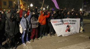 La manifestació de la caputxinada de la UdG a la seva arribada a la comissaria de la policia espanyola