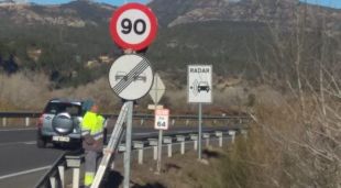 Un operari de manteniment canviant la senyal de velocitat