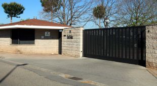 L'entrada de l'escola Bell-lloc del Pla de Girona