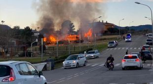 La tanca de l'habitatge, cremant completament