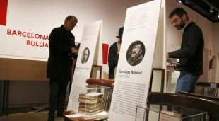 Cartells i altres elements a l'exposició 'Mig Europa cau. Impressions de Josep Pla sobre la Gran Guerra'