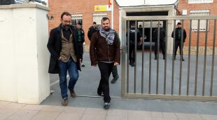 El regidor de la CUP de Torroella de Montgrí Robert Huertas, acompanyat del seu advocat Benet Salellas, sortint de comissaria