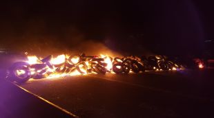Barrera de pneumàtics que els CDR han col·locat a l'AP-7 a Sant Celoni