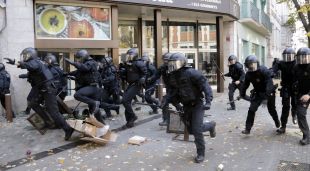 Els Mossos, durant una càrrega a Girona, el 6 de desembre del 2018