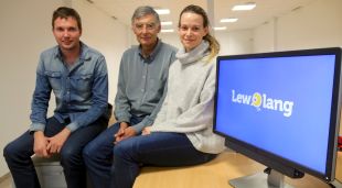 D'esquerra a dreta, Marc Canals, Manel Llopis i Aida Murillo, tres dels quatre emprenedors que han impulsat Lewolang