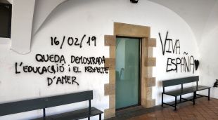 La pintada que ha aparegut després de la visita d'Arrimadas a la façana d'un dels edificis d'Amer