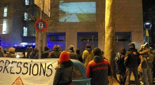 Els concentrats aquest dissabte mirant el vídeo que han projectat a la façana dels jutjats