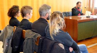 Els quatre activistes antiMAT, aquest 18 de febrer del 2019 poc abans de començar el judici