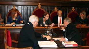 L'alcaldessa de Girona, Marta Madrenas, poc abans de començar el ple extraordinari de pressupostos