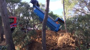 Una imatge cedida per SOS Costa Brava amb un camió abocant terres