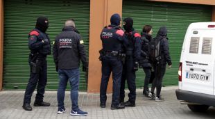 Agents dels Mossos durant els escorcolls que s'estan fent al barri de la Farga de Banyoles