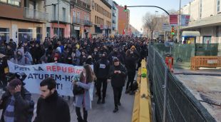 Els manifestants en marxa pel carrer Barcelona de Girona durant la vaga
