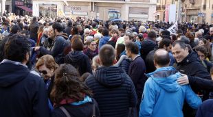 Un miler de persones s'han concrentrat a la Rambla durant la vaga