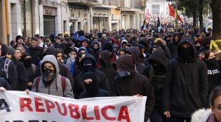 Els manifestants passant pel carrer de Santa Clara de Girona