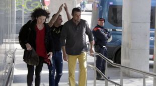 Els dos veïns de Vilademuls investigats entrant a declarar acompanyats de la seva advocada
