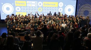 Tots els artistes guanyadors dels Premis Enderrock en la foto de família