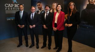 El director del Festival de Cap Roig, Juli Guiu, amb del director general de la Fundació Bancària “la Caixa”, Jaume Giró