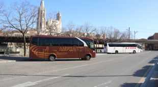 Anteriorment els autobusos podien aparcar en aquest tram del Passeig Josep Canalejas (arxiu)