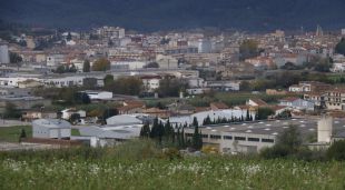 Un polígon de Banyoles amb la ciutat de fons (arxiu)