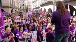 La manifestació ha tenyit de lila la plaça del Vi de Girona