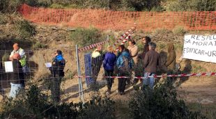 Un grup d'opositors al projecte de Sa Guarda a la zona on s'han començat a fer els treballs aquest matí