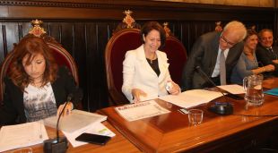 L'alcaldessa de Girona, Marta Madrenas, acompanyada dels tinents d'alcaldia, poc abans de començar el ple d'avui