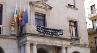 La pancarta que es pot veure al balcó de l'Ajuntament de Figueres