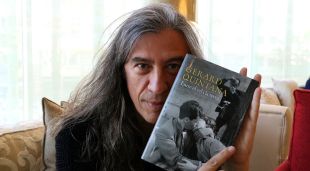 Gerard Quintana amb la seva primera novel·la 'Entre el cel i la terra'