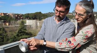 Jordina Belmonte i un altre investigador amb un dels captadors de pol·len
