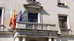 El balcó de l'Ajuntament de Figueres sense la pancarta