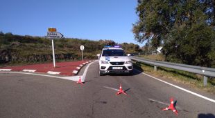 La carretera tallada mentre atenien el ciclista en el punt de l'accident