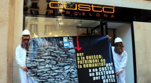 L'acció de SOS Costa Brava davant la botiga de Custo a la plaça del Pi de Barcelona
