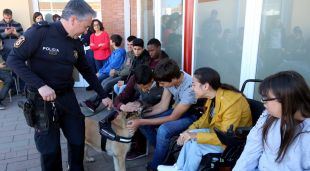 Els Mossos de la unitat canina, durant el taller amb els joves de la Fundació Astrid 21