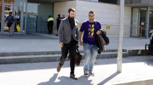 A la dreta, l'activista investigat per l'escarni a Llarena sortint dels jutjats de la Bisbal