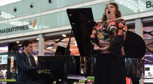 La soprano Anna Pirozzi ofereix un recital operístic a la Terminal 1 de l'aeroport del Prat com a inici del projecte impulsat pel Liceu i Aena