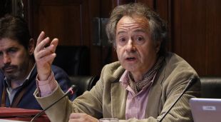 Pla mitjà de l'advocat de SOS Costa Brava, Eduard de Ribot Molinet, en la seva compareixença a la comissió de Territori, avui
