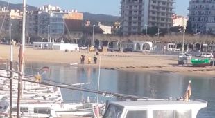 El cos de la dona cobert damunt la platja Gran de Palamós