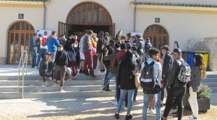 Els joves amuntegats a l'entrada del Convent dels Caputxins
