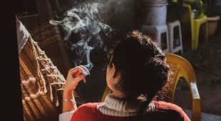 Una jove consumint una cigarreta amb marihuana