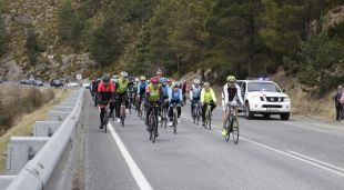 L'arribada dels ciclistes andorrans i de La Seu d'Urgell al punt quilomètric on s'ha fet l'acte homenatge al ciclista atropellat