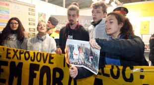 Protestes i crema de fotos contra a presència de l'exèrcit a la fira Expojove de Girona