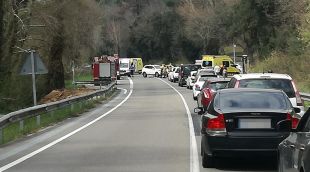 Els vehicles aturats a pocs metres del lloc de l'accident