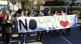 Els manifestants sortint del centre cívic del barri de Font de la Pólvora protestant per la supressió de la línia de P3